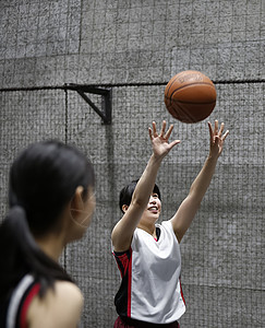 微笑敲击运动装打篮球的女人图片