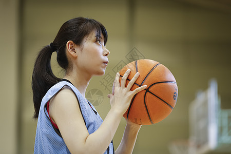 拿着篮球的年轻女人图片
