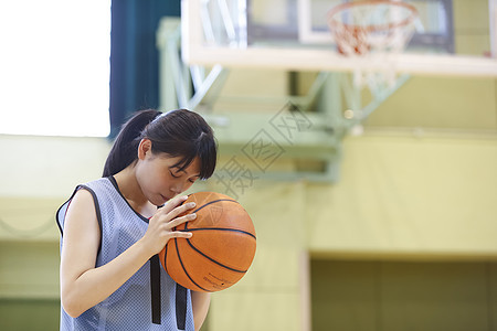 正在进行篮球练习的大学生图片