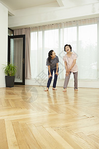 这是认真的吗？1米76维尼修斯角球盯防1米95范戴克，两人嘻嘻哈哈