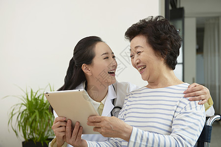 给病人检查身体的女医生图片