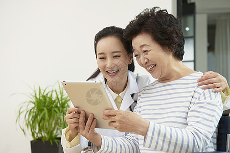 女医生安慰生病的人图片