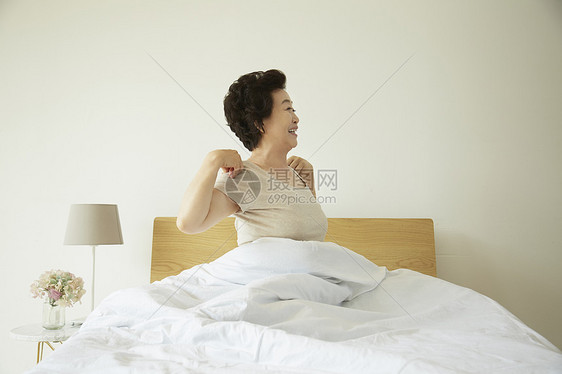 一个早晨精神抖擞伸展运动的老年人图片