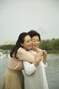亚洲人康复扣环拥抱幸福妈妈女儿图片