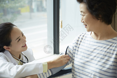 医生给老年女人量血压图片