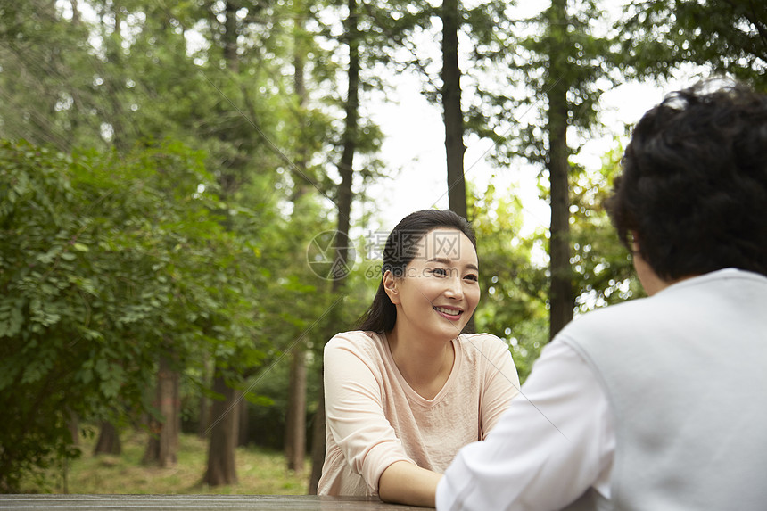 公园长凳上的母女图片