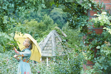 打着伞庭院里散步的老妇人图片