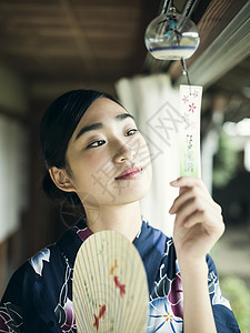 拿着风铃的和服女孩图片