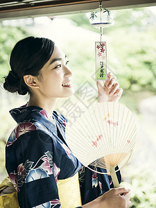 穿着日式和服拿着扇子的少女图片