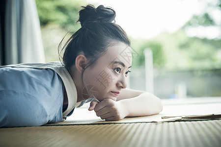 趴在地上休息的女孩图片