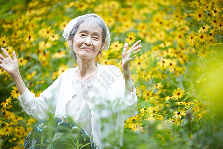 春天户外坐在花田里放松开心的性背景