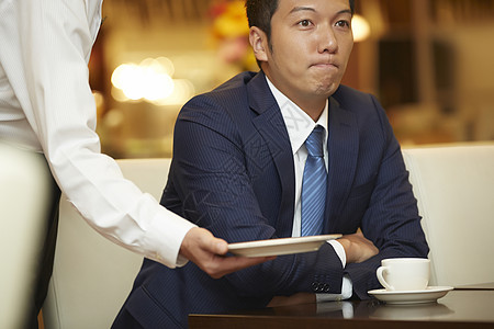 客户服务男白领在咖啡馆喝咖啡背景