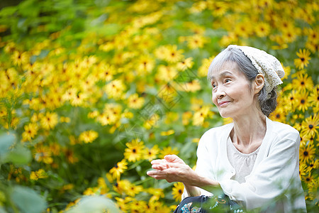 在花园里散步的老人图片