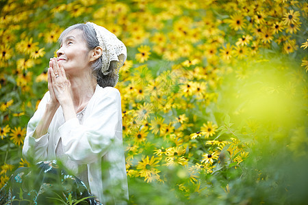 在花园里散步的老人图片