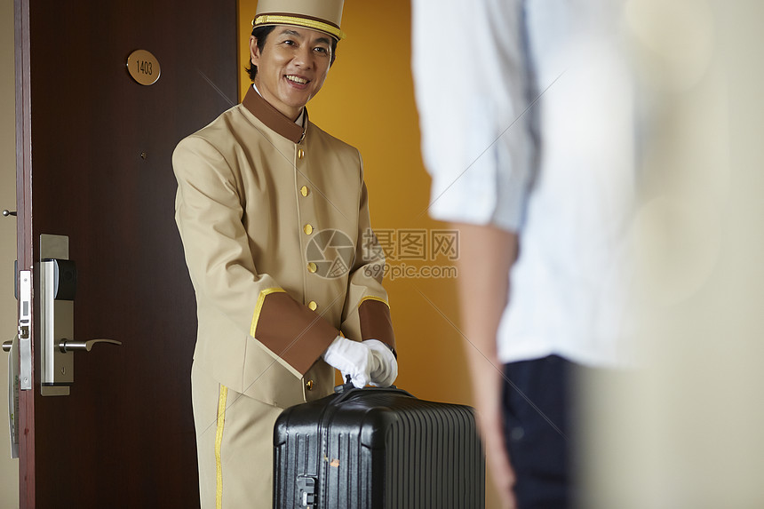 拖运输顾客在酒店工作的人图片