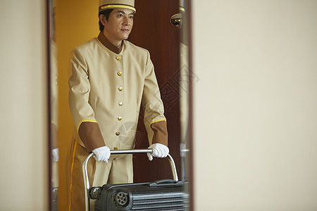 亚洲人男子拉在酒店工作的人图片