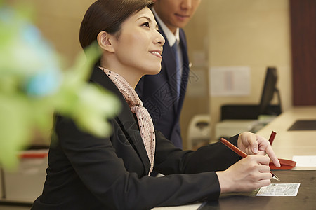 男人和女人双人人物在酒店接待处工作的女人图片