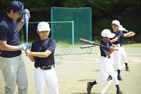 男孩棒球练习击球图片