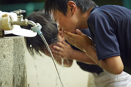 上半身男人们训练男孩棒球断裂水男孩洗涤的面孔图片