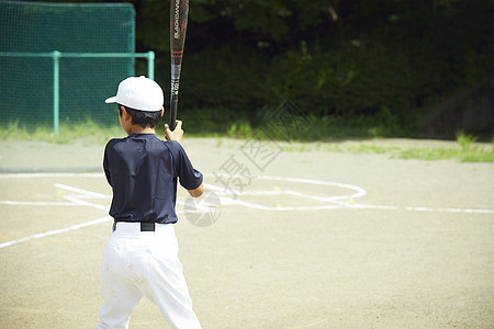 男孩们少年棒球联合会孤独的男孩棒球男孩练习击球图片