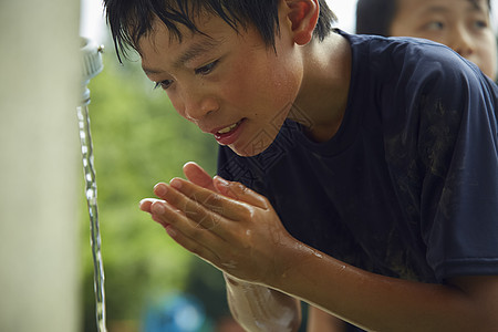 制服锻炼蝙蝠男孩棒球断裂水男孩洗涤的面孔图片