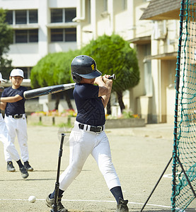 男棒球选手男子男孩棒球男孩实践的打击画象图片