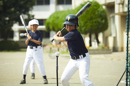 运动夏天夏男孩棒球男孩实践的打击画象图片