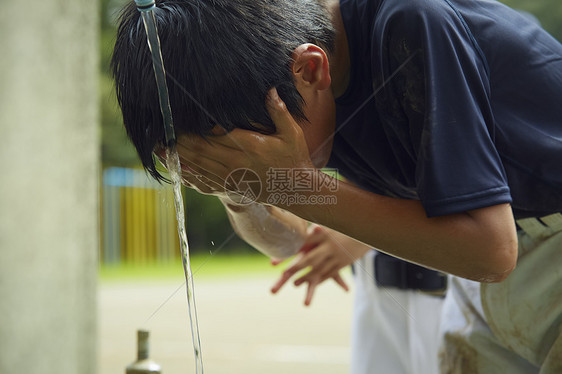 棒球棒球赛夏男孩棒球断裂水男孩洗涤的面孔图片