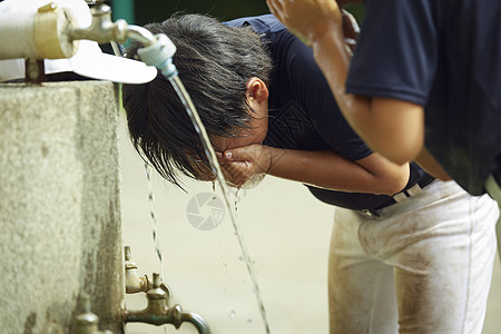 棒球帽原野运动场男孩棒球断裂水男孩洗涤的面孔图片