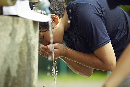 夏天蝙蝠拿出男孩棒球断裂水男孩洗涤的面孔图片