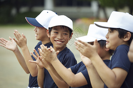 棒球少年鼓掌图片