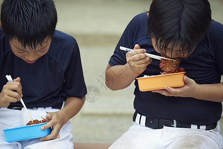 棒球少年吃盒饭图片