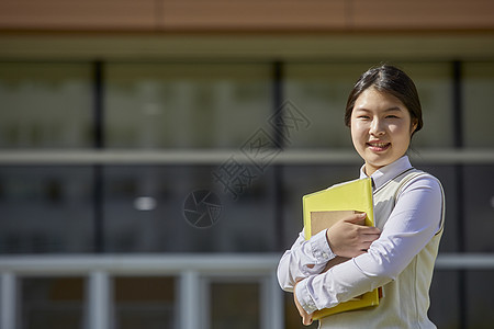 高中生校园手持书本形象图片