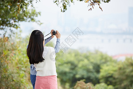 青年闺蜜户外旅游拍照图片