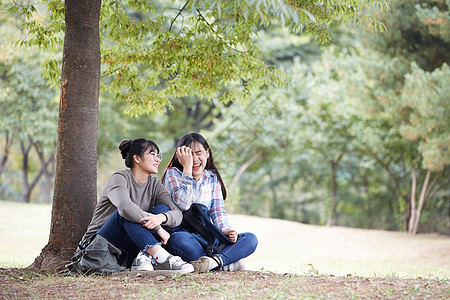 在公园郊游的女孩图片