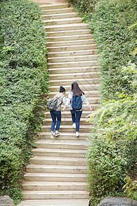 年轻女闺蜜结伴旅行图片