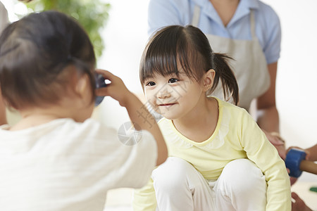 陪伴孩子玩耍的幼儿园老师图片