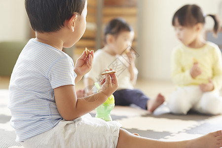 学前班吃零食的孩子高清图片