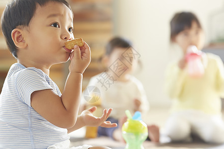 吃零食的孩子图片