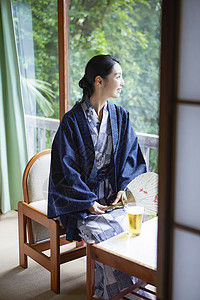 亚洲温泉酒店放松的享受温泉旅行的妇女图片