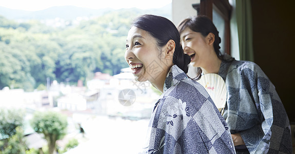 夏天高兴带来享受温泉旅行的妇女图片