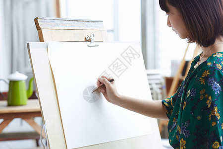 女生大学文化学派画一张照片的妇女图片