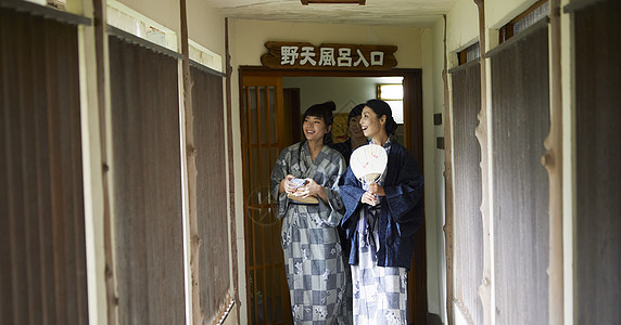 伙伴亚洲人持有享受温泉旅行的妇女图片