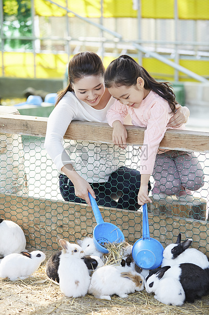 母女体验饲养小兔子子图片