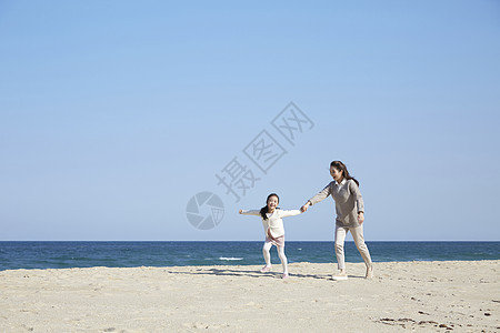 假期海边的母女旅行图片