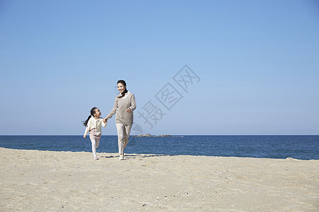 海边的母女牵手旅行图片