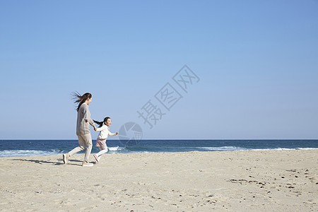 假期海边的母女旅行图片