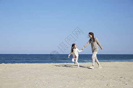 海边沙滩上的母女图片