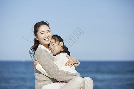 温情母女抱在一起图片