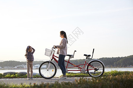 爱成人电报妈妈女儿公园自行车图片
